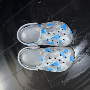 CROCS Kids Camo Water Shoes - Blue, Gray, White